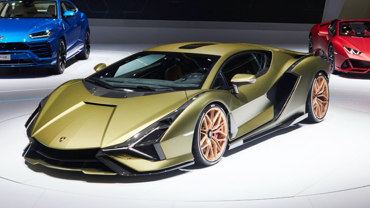 A reminder of what the Lamborghini Sian looks like. Given the resemblance - gold wheels and green bodywork, it's hard to think we're going to see anything but this come June 1st.