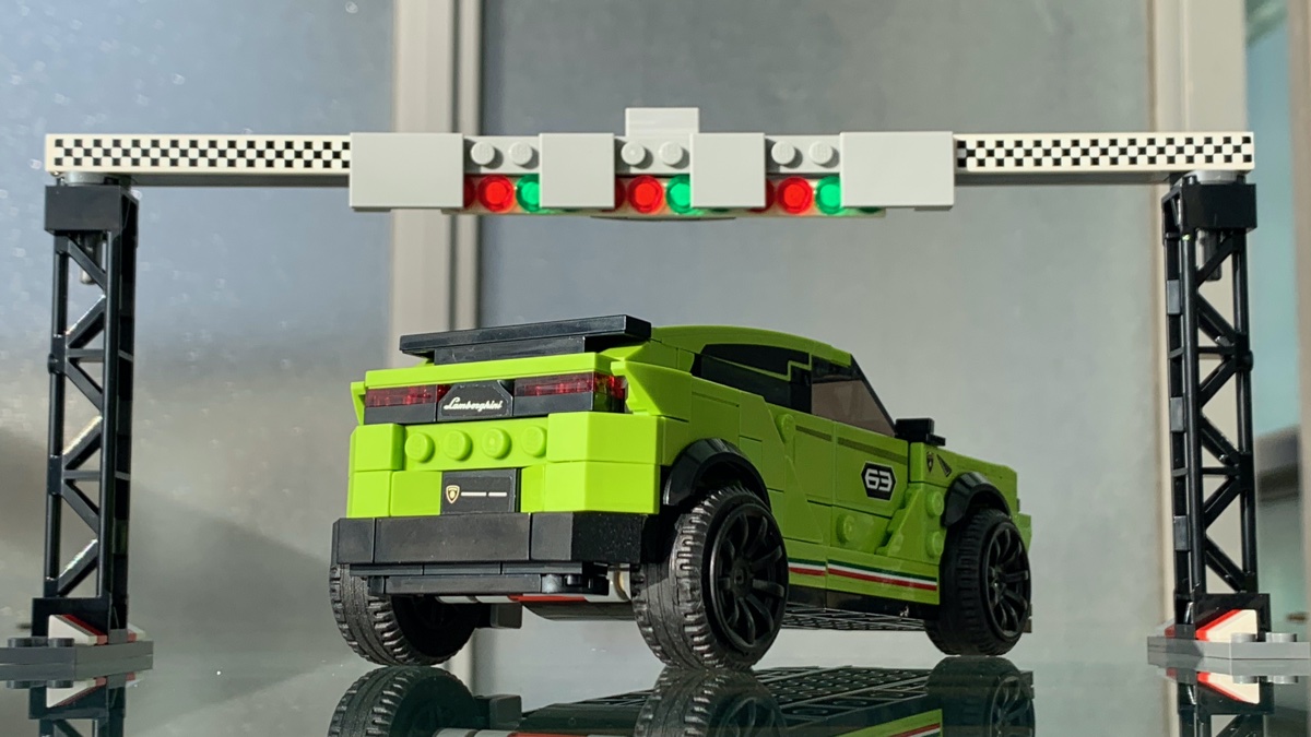 It's hard to miss the bright green colour scheme, and this set is incredibly eye catching on display. The rear of the Urus does lack a little in detail, with just the Lamborghini badges and Squadra Corse branding in the licence plate area. This angle shows the sloped roof, rear window spoiler and that front down posture.