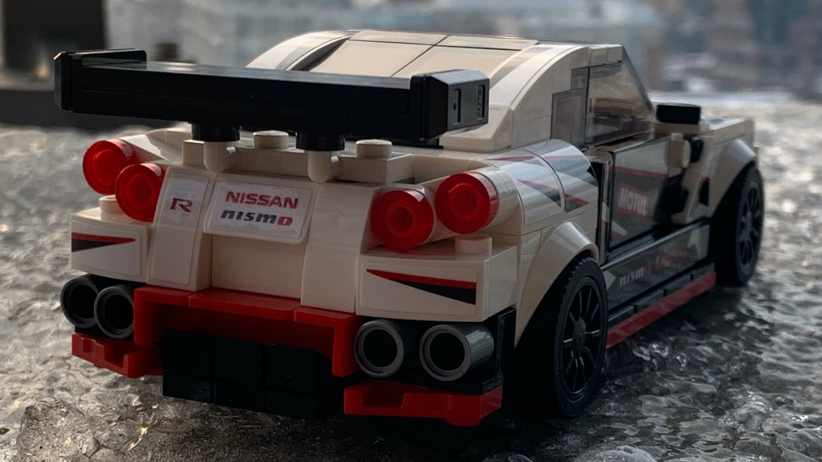 The trademark four round rear lights of the GT-R. The set designers came up with a great solution to angle the rear lights just like the rear thing. The four giant exhaust tips are also replicated on the model.